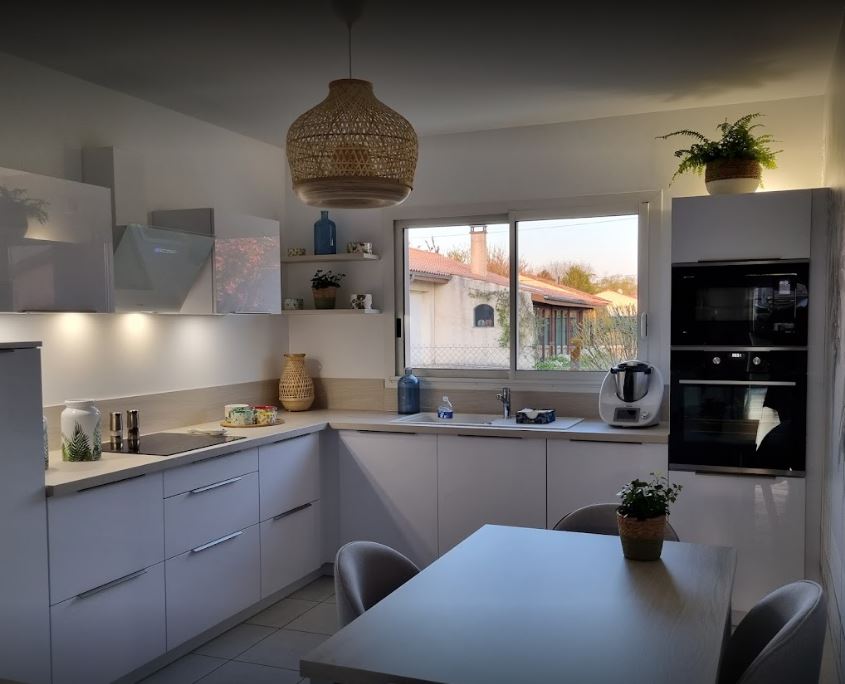 Cuisine rénovée à Bordeaux : façades laquées et plan de travail quartz — projet OctoCuisine en Gironde